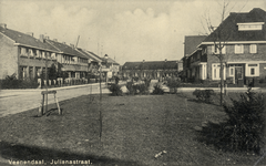 14695 Gezicht in de Julianastraat met bebouwing te Veenendaal uit het zuiden.